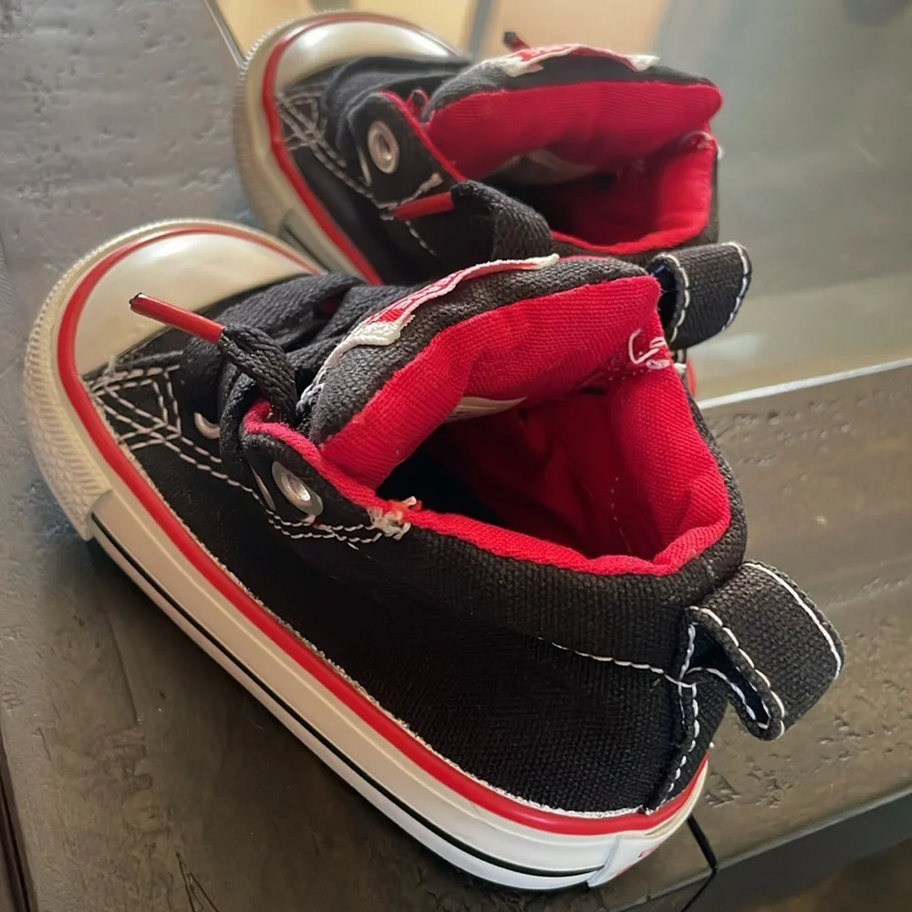 Converse super cute black and red infant toddler size 4 Both girls and boys